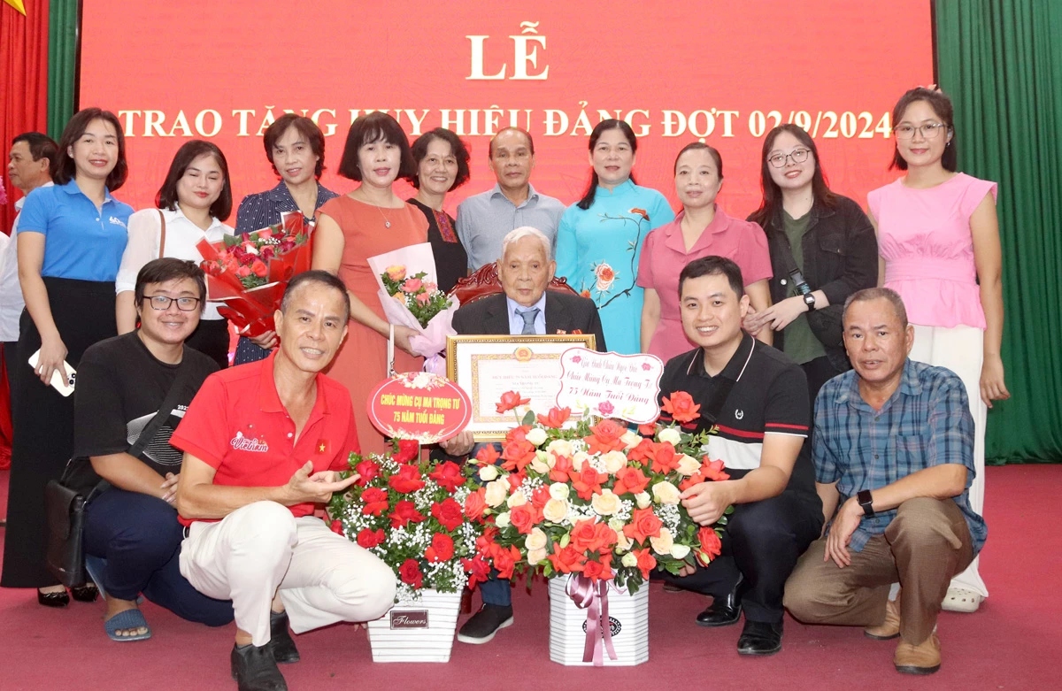 Ba thế hệ con cháu quây quần bên
cụ Ma Trọng Tư
tại lễ trao Huy hiệu
75 năm tuổi Đảng, năm 2024.