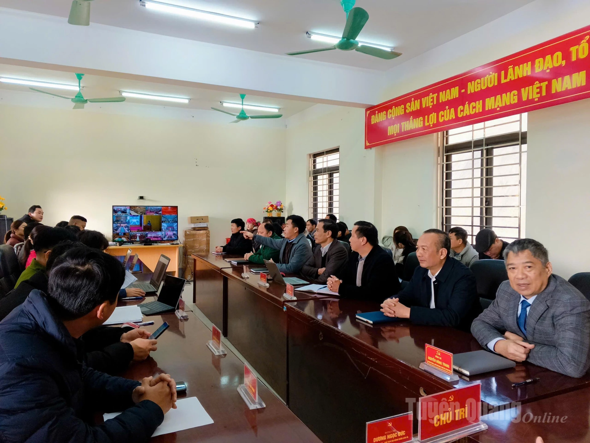 Đồng chí Nguyễn Hồng Trang, Ủy viên Ban Thường vụ Tỉnh ủy, Phó Bí thư Thường trực Đảng ủy các cơ quan Đảng tỉnh dự hội nghị tại điểm cầu xã Lũng Cú.