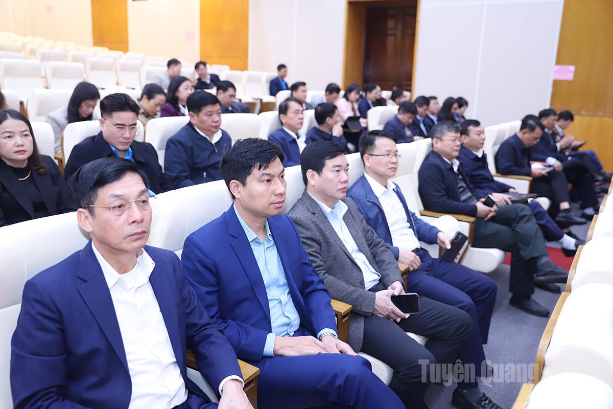 Lãnh đạo các sở, ngành dự tại điểm cầu tỉnh.