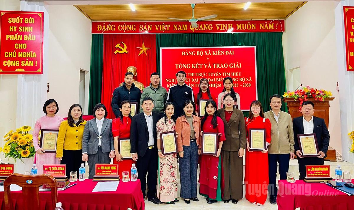 Ban tổ chức trao giải cho các tập thể, cá nhân có thành tích xuất sắc tại cuộc thi.