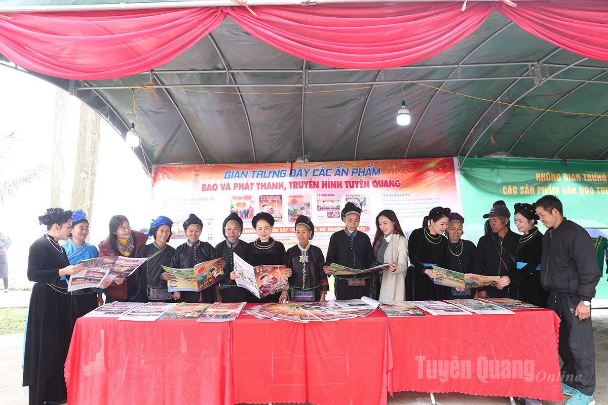 Bà con nhân dân xã Thàng Tín đọc báo, tham quan gian trưng bày các ấn phẩm của Báo và phát thanh, truyền hình Tuyên Quang.