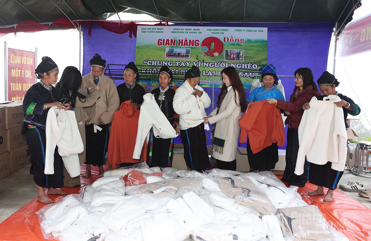 Báo và phát thanh, truyền hình Tuyên Quang kết nối Thương hiệu thời trang TopTen trao tặng hơn 250 chiếc áo ấm cho người dân xã Thàng Tín.