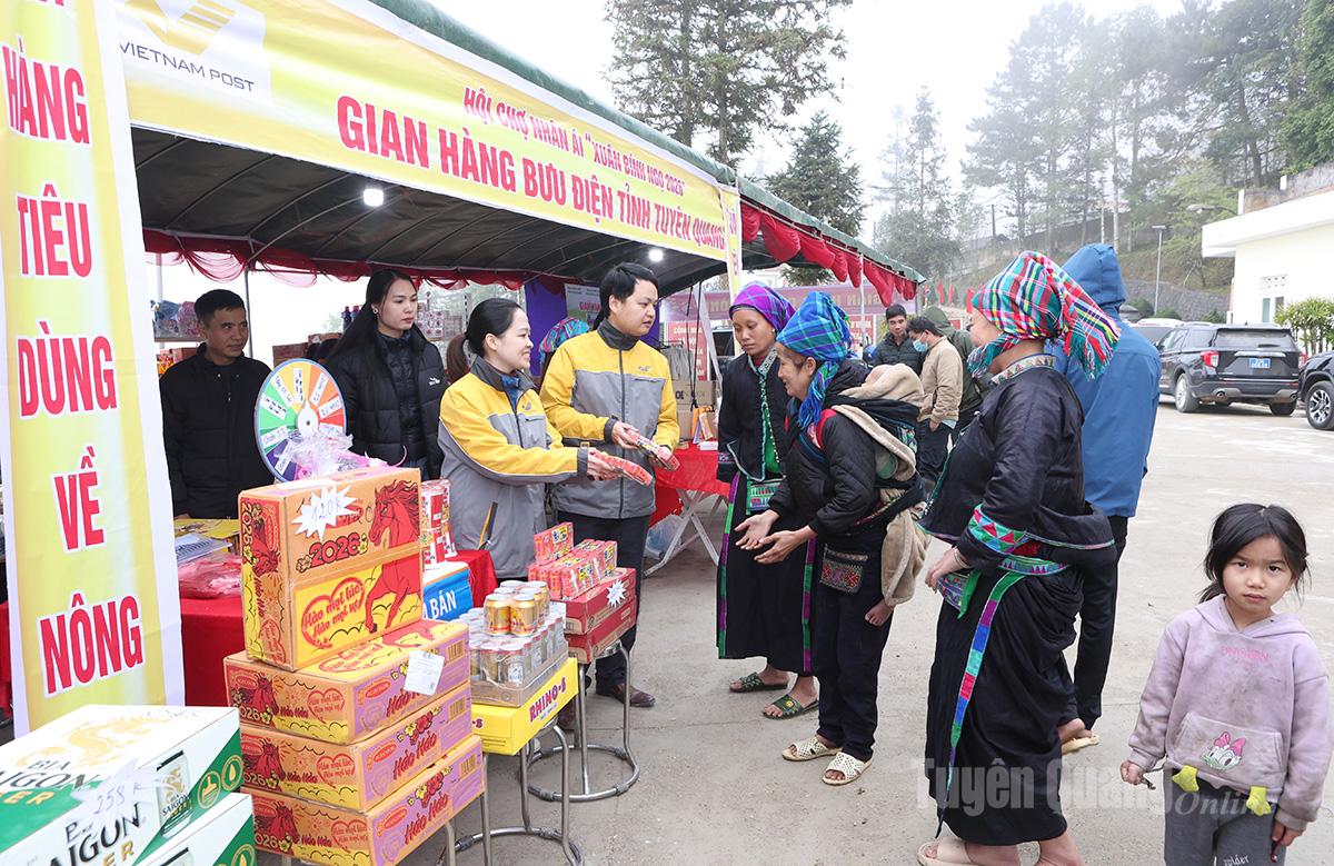 Nhân dân mua sắm tại các gian hàng hội chợ nhân ái.