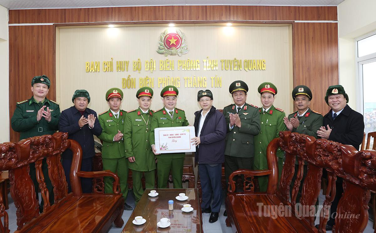 Các đồng chí lãnh đạo tỉnh tặng quà cho Công an xã Thàng Tín.