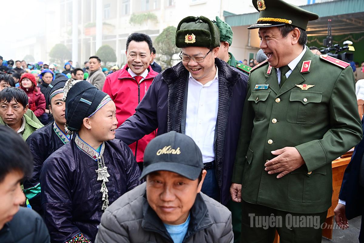 Đồng chí Nguyễn Văn Sơn, Phó Bí thư Tỉnh ủy, Chủ tịch HĐND tỉnh hỏi thăm bà con nhân dân xã Thàng Tín.