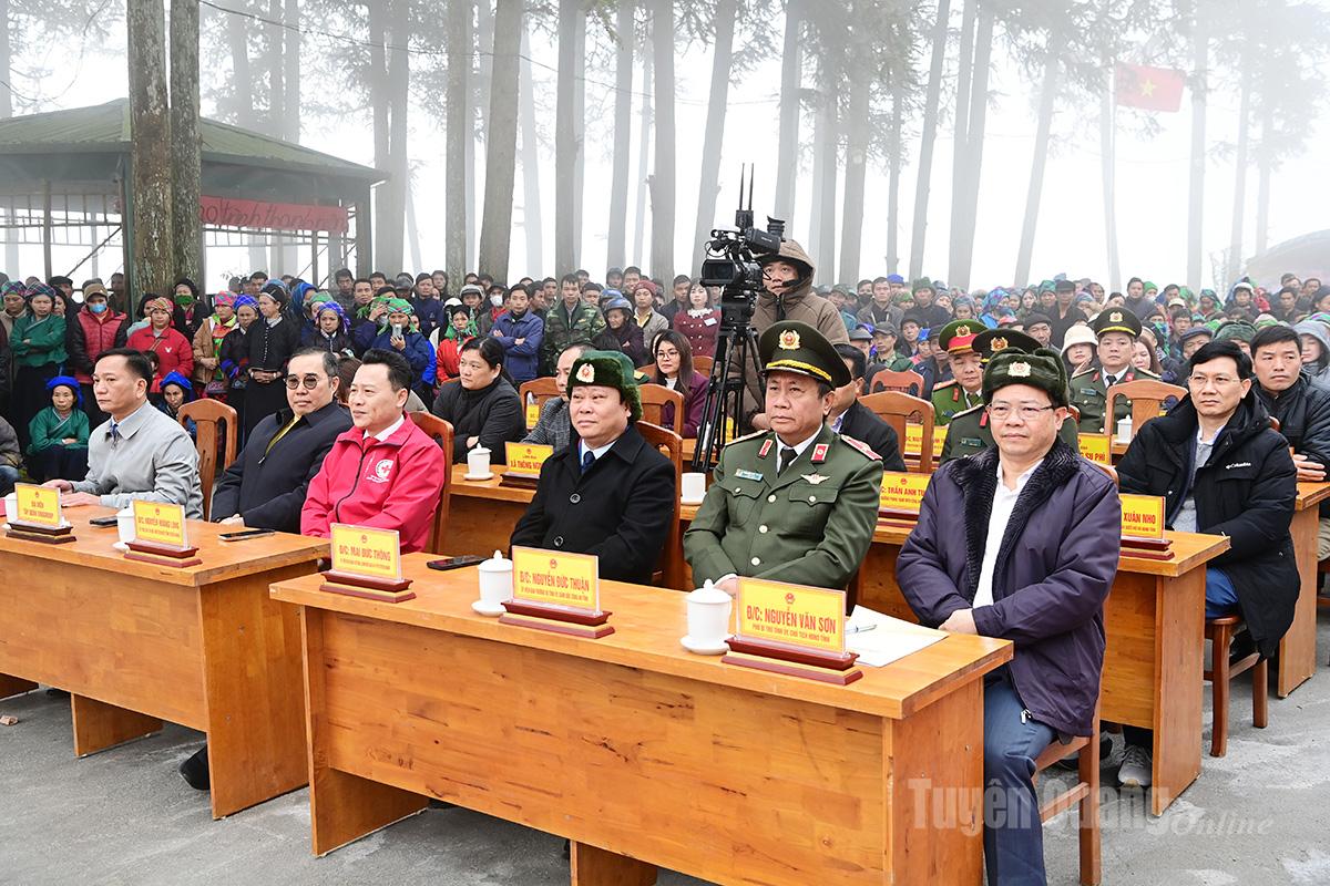 Đồng chí Chủ tịch HĐND tỉnh Nguyễn Văn Sơn và đại biểu dự chương trình.