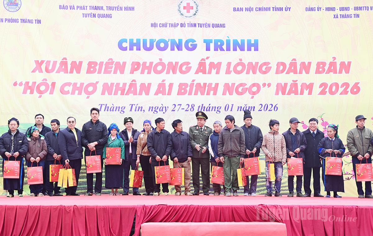 Đồng chí Nguyễn Văn Sơn, Phó Bí thư Tỉnh ủy, Chủ tịch HĐND tỉnh và các đồng chí lãnh đạo tỉnh, các ban, ngành trao quà cho bà con nhân dân xã Thàng Tín.