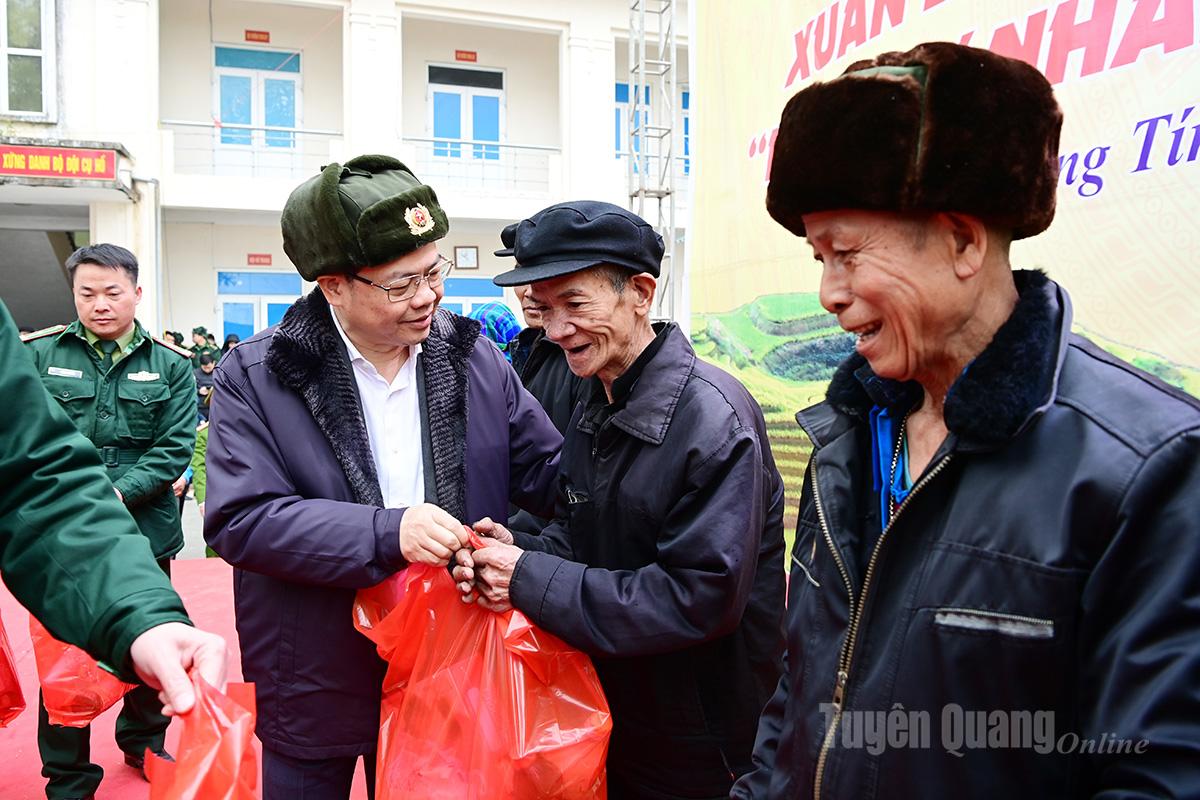 Đồng chí Nguyễn Văn Sơn, Phó Bí thư Tỉnh ủy, Chủ tịch HĐND tỉnh trao quà cho người dân.