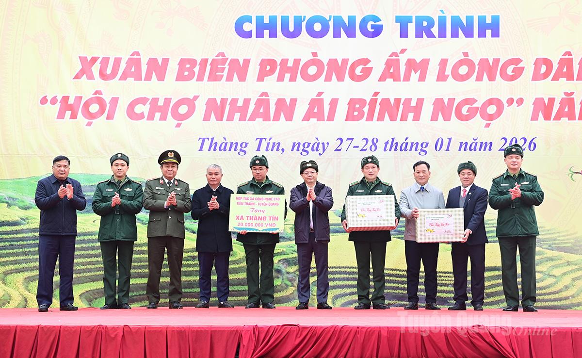 Đồng chí Nguyễn Văn Sơn, Phó Bí thư Tỉnh ủy, Chủ tịch HĐND tỉnh tặng quà cho Đồn Biên phòng và xã Thàng Tín.