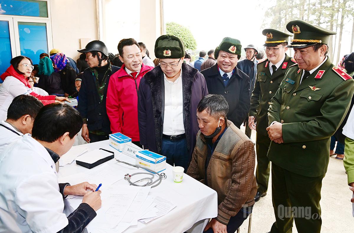 Đồng chí Nguyễn Văn Sơn, Phó Bí thư Tỉnh ủy, Chủ tịch HĐND tỉnh tham quan nơi khám bệnh miễn phí tại chương trình.