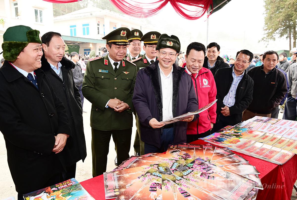 Đồng chí Nguyễn Văn Sơn, Phó Bí thư Tỉnh ủy, Chủ tịch HĐND tỉnh tham quan gian trưng bày ấn phẩm của Báo và PTTH Tuyên Quang.