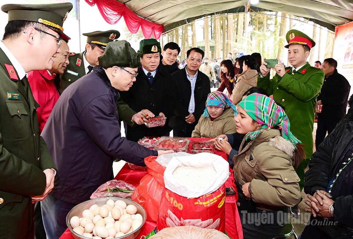 Đồng chí Nguyễn Văn Sơn, Phó Bí thư Tỉnh ủy, Chủ tịch HĐND tỉnh tham quan gian hàng nông sản của bà con nhân dân.