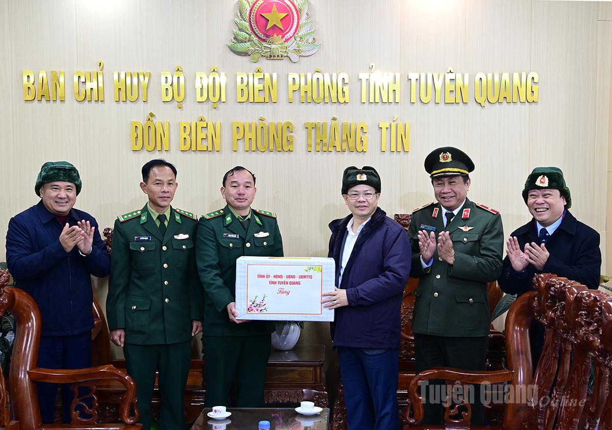 Đồng chí Nguyễn Văn Sơn, Phó Bí thư Tỉnh ủy, Chủ tịch HĐND tỉnh tặng quà Đồn Biên phòng Thàng Tín.