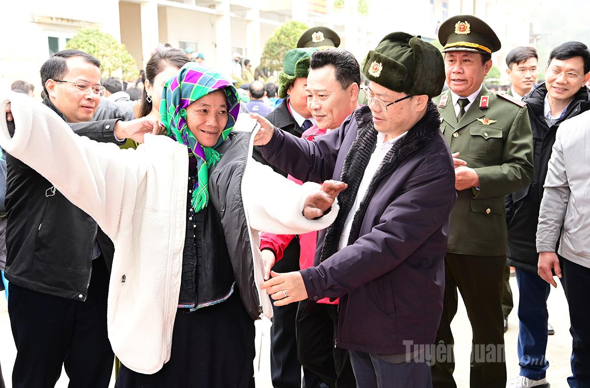 Đồng chí Nguyễn Văn Sơn, Phó Bí thư Tỉnh ủy, Chủ tịch HĐND tỉnh với người dân Thàng Tín.