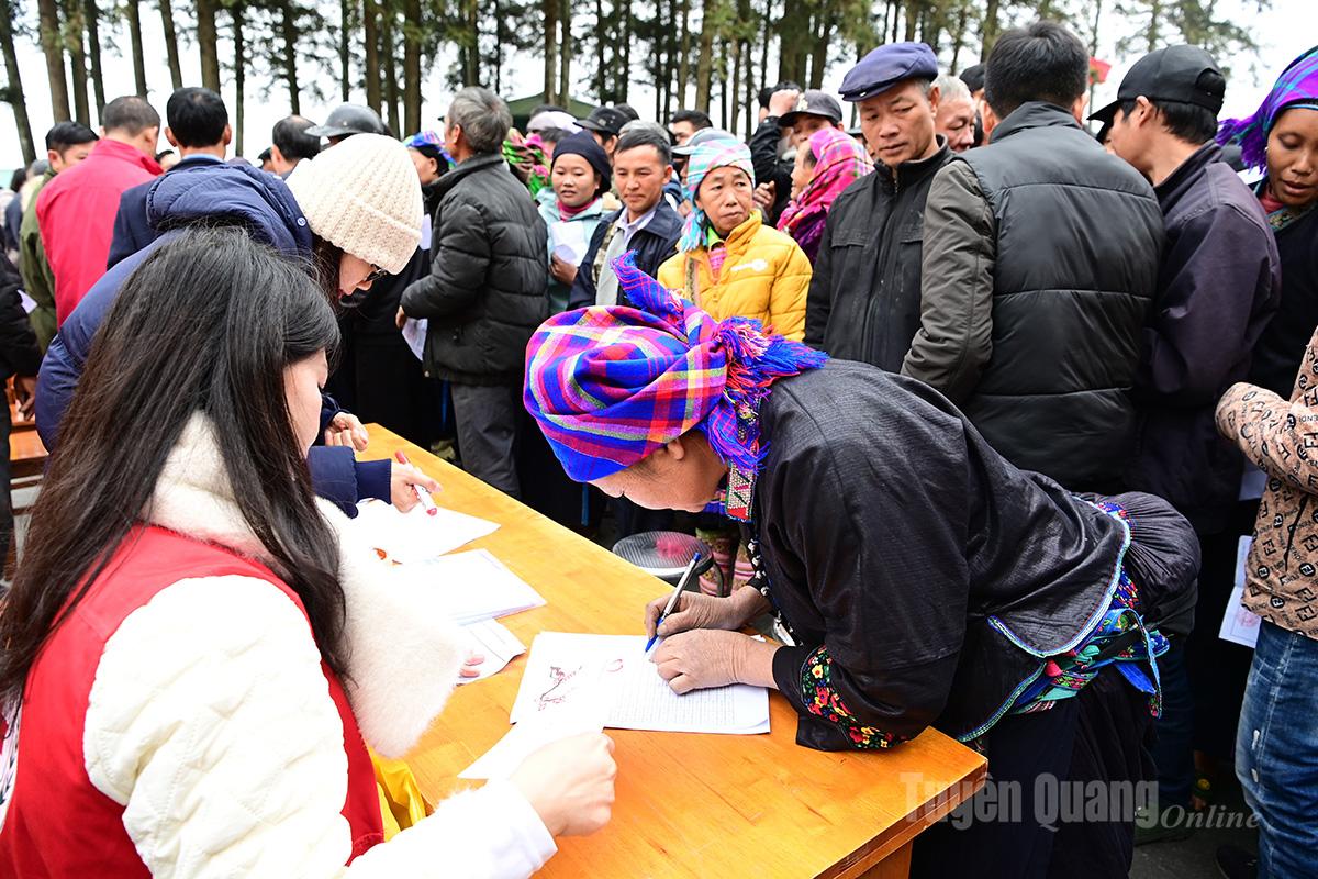 BÀ con nhân dân xã Thàng Tín ký nhận tiền hỗ trợ của ban tổ chức chương trình.