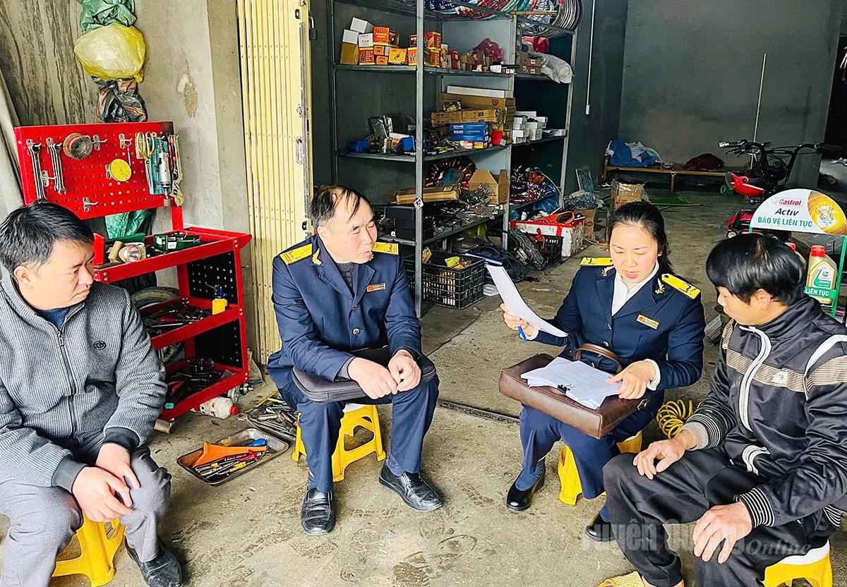 Cán bộ thuế tuyên truyền cho các hộ kinh doanh xã Tùng Vài.