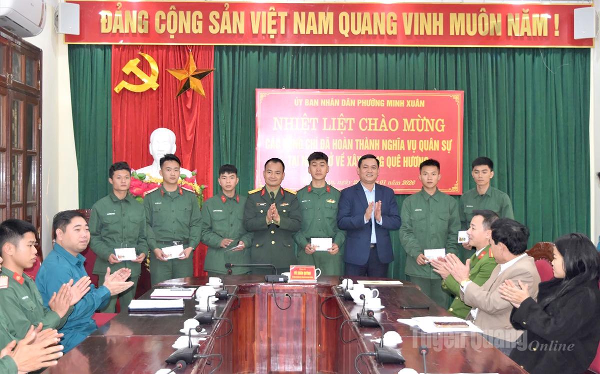  Lãnh đạo phường Minh Xuân tặng quà cho quân nhân xuất ngũ về địa phương.