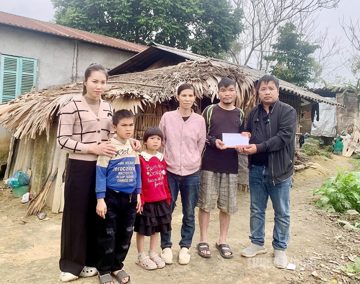 Anh Long Xuân Chiến chủ Kênh youtube Đông Bắc quê tôi trao tiền hỗ trợ cho gia đình anh Đặng Văn Cu và chị Lý Thị Trao.