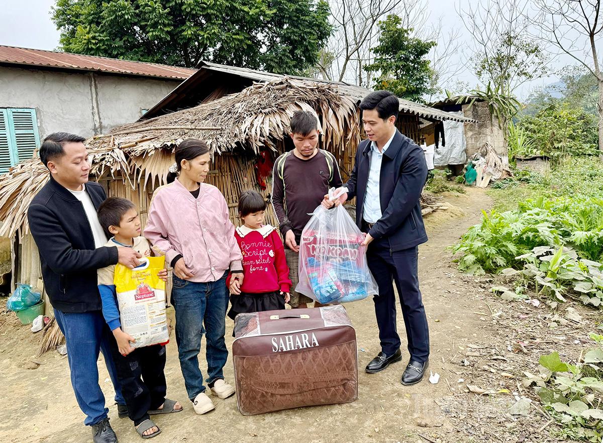 Công ty TNHH Xây dựng vận tải Vinh Phát tặng quà cho gia đình anh Đặng Văn Cu và chị Lý Thị Trao.