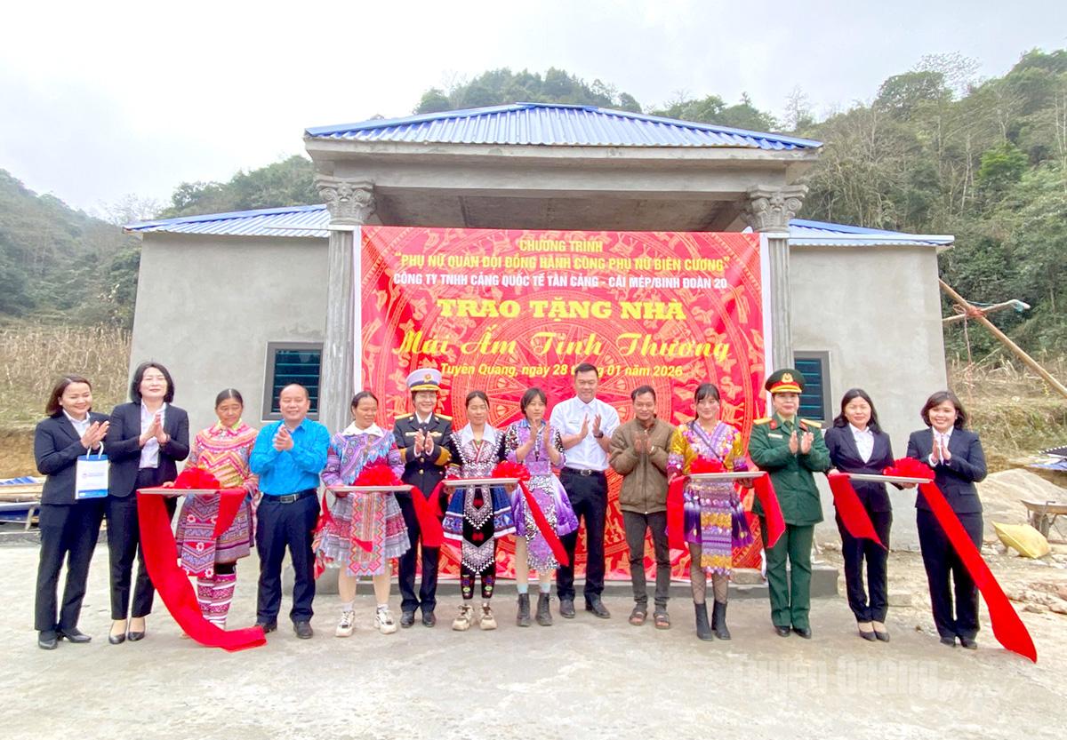 Các đại biểu cắt băng khánh thành nhà.