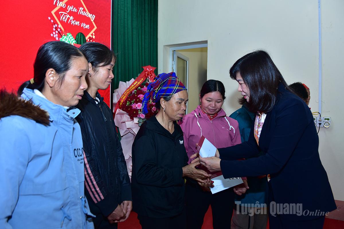 Phó Chủ tịch HĐND tỉnh Phạm Thị Minh Xuân trao quà Tết cho hộ nghèo, gia đình chính sách tại xã Liên Hiệp.