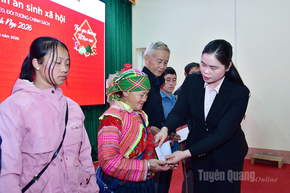 Phó Trưởng đoàn ĐBQH chuyên trách tỉnh Ma Thị Thúy trao quà Tết cho hộ nghèo, gia đình chính sách tại xã Liên Hiệp.