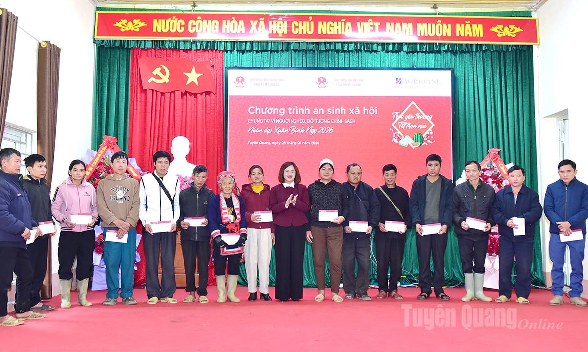 Giám đốc Agribank chi nhánh Tuyên Quang Nguyễn Việt Hà trao quà Tết cho hộ nghèo, đối tượng chính sách tại xã Liên Hiệp.