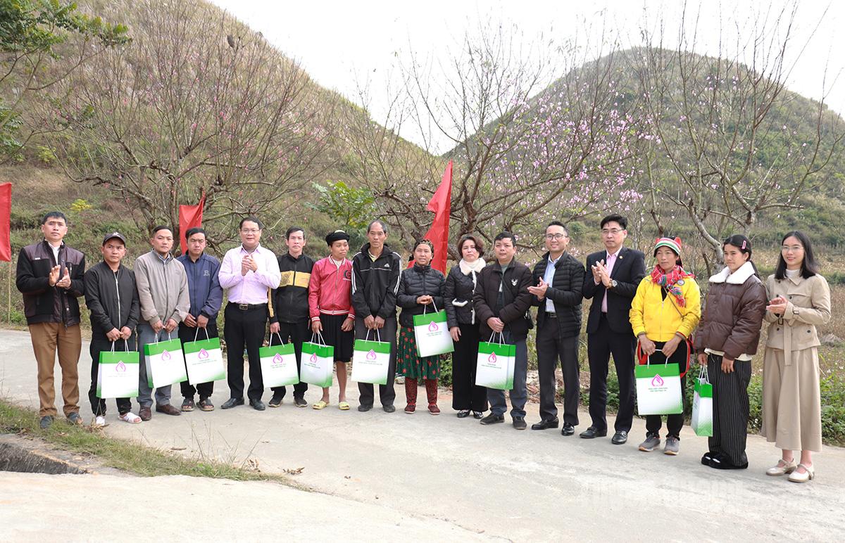 Lãnh đạo Ngân hàng Chính sách xã hội tỉnh tặng quà hộ nghèo, gia đình chính sách xã Mậu Duệ.