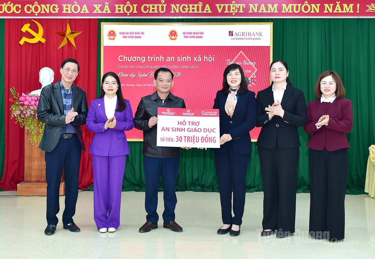 Các đại biểu trao tặng xã Bằng Hành 30 triệu đồng để thực hiện công tác an sinh giáo dục trên địa bàn xã.