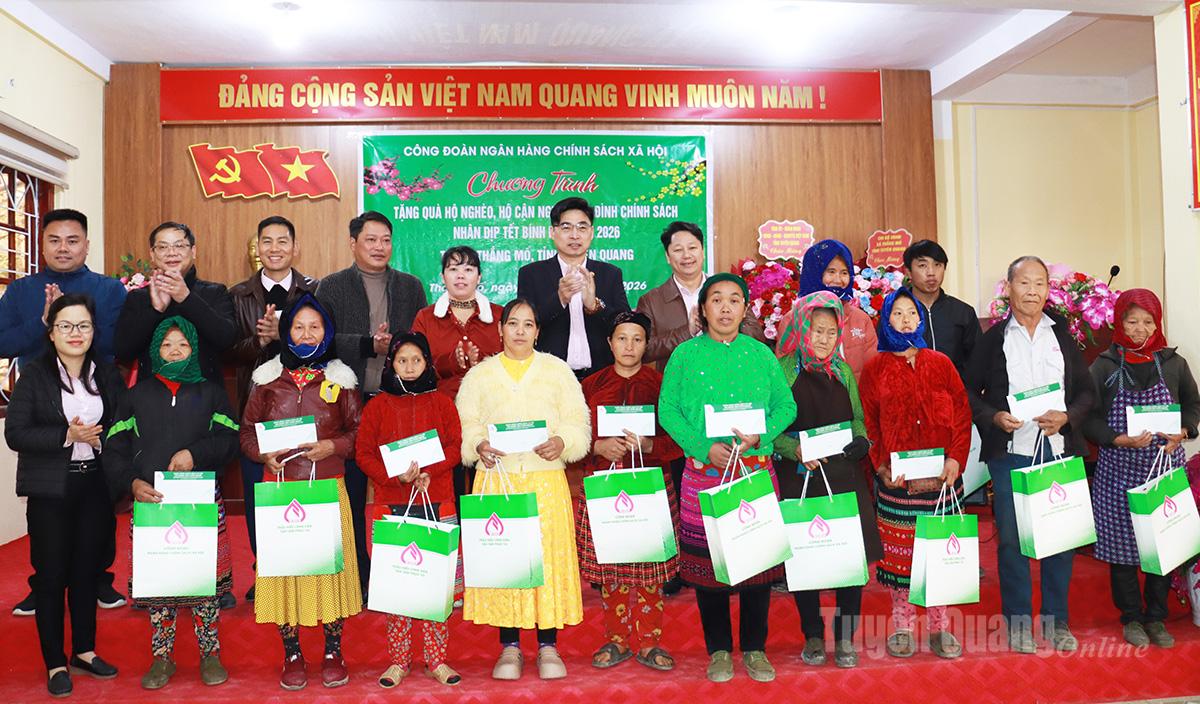 Lãnh đạo Ngân hàng Chính sách xã hội tỉnh tặng quà hộ nghèo, gia đình chính sách xã Thắng Mố.