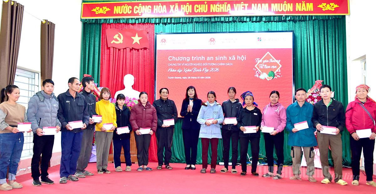 Phó Chủ tịch HĐND tỉnh Phạm Thị Minh Xuân trao quà Tết cho hộ nghèo, gia đình chính sách tại xã Liên Hiệp.