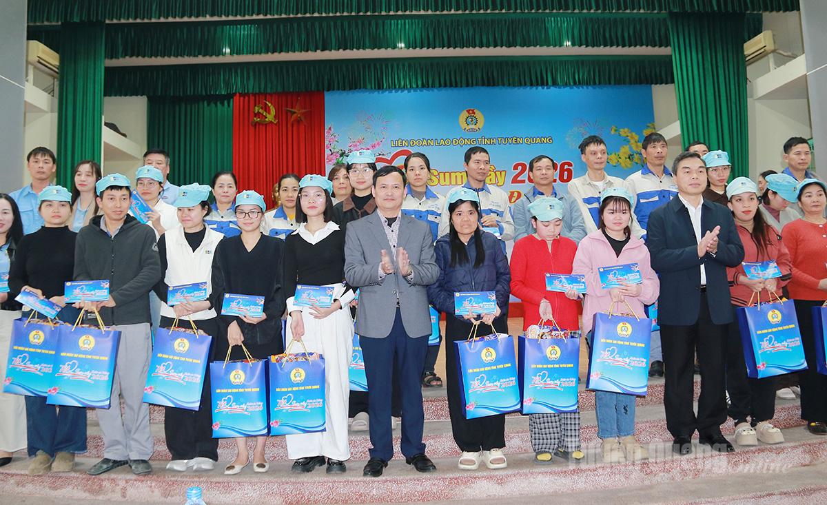 Đồng chí Ma Thế Hồng, Phó Bí thư Tỉnh ủy, Chủ tịch Ủy ban Mặt trận Tổ quốc tỉnh và lãnh đạo Liên đoàn Lao động tỉnh trao quà cho đoàn viên, người lao động.