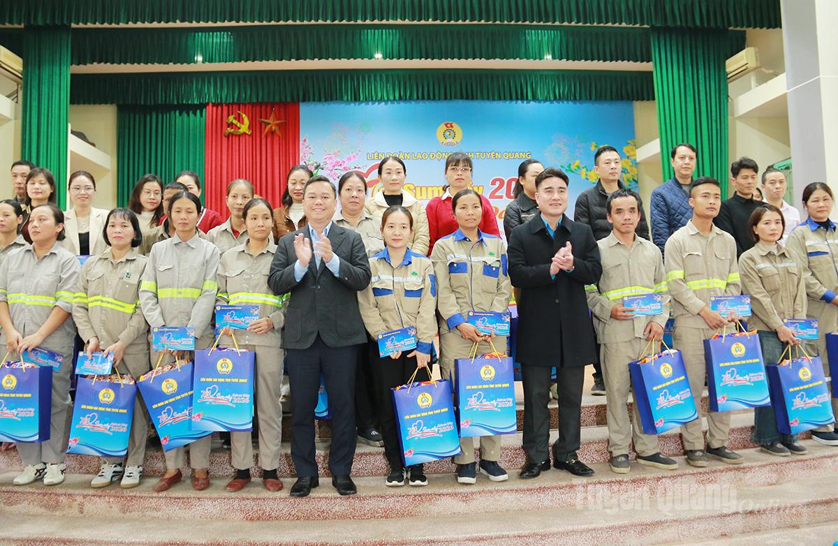 Lãnh đạo Liên đoàn Lao động tỉnh, phường Minh Xuân trao quà cho các đoàn viên, người lao động.
