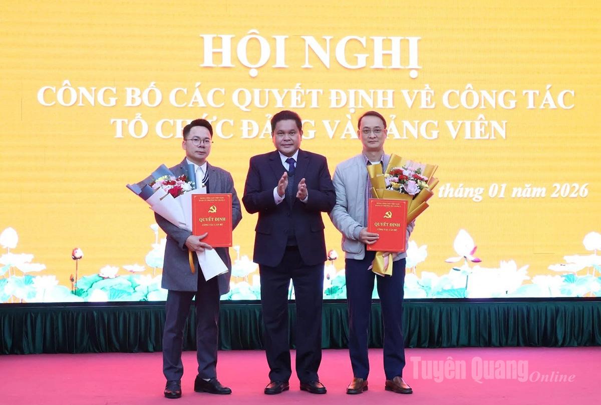 Đồng chí Vàng Seo Cón, Bí thư Đảng ủy, Chủ tịch HĐND phường Hà Giang 2 trao Quyết định cho Đảng bộ Ngân hàng Thương mại Cổ phần Công thương Việt Nam, Chi nhánh Hà Giang và Chi bộ Công ty TNHH MTV Xổ số kiến thiết Hà Giang.
