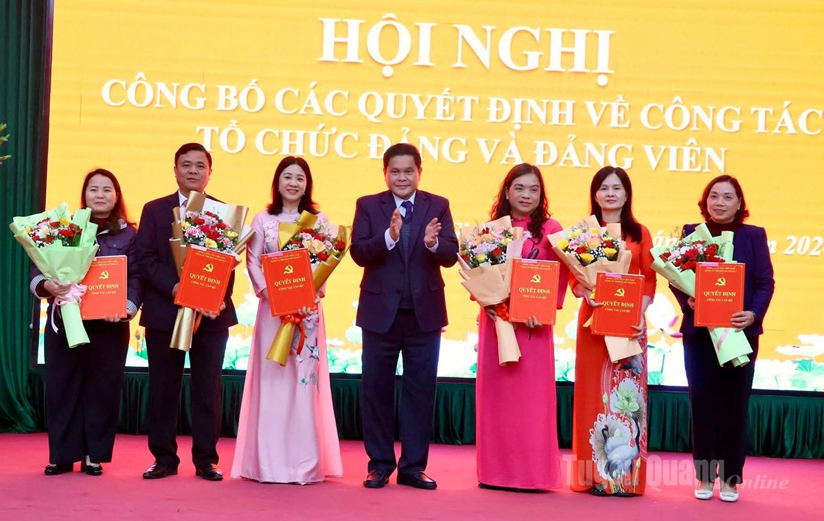 Đồng chí Vàng Seo Cón, Bí thư Đảng ủy, Chủ tịch HĐND phường Hà Giang 2 trao Quyết định hợp nhất cho các Chi bộ.