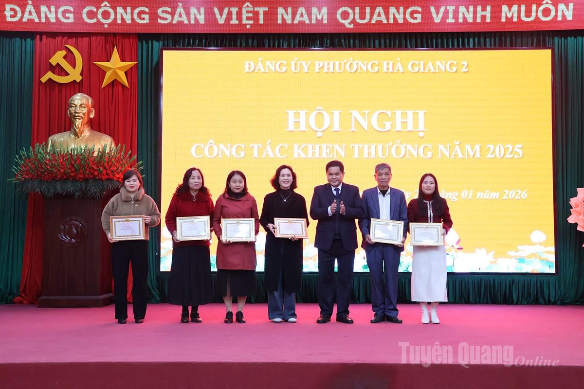 Đồng chí Vàng Seo Cón, Bí thư Đảng ủy, Chủ tịch HĐND phường Hà Giang 2 trao Giấy khen các tổ chức hoàn thành xuất sắc nhiệm vụ.