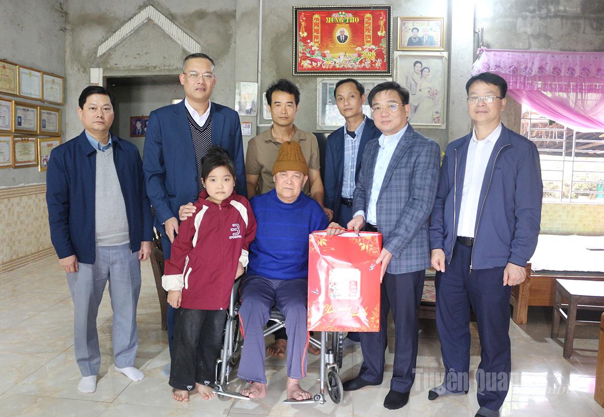 Đoàn công tác thăm, tặng quà Tết gia đình ông Hoàng Ngọc Then, thôn 1, xã Quang Bình.