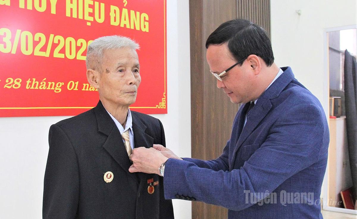 Đồng chí Phó Chủ tịch Thường trực UBND tỉnh Nguyễn Mạnh Tuấn Huy hiệu 65 năm tuổi Đảng cho đảng viên Nguyễn Khắc.