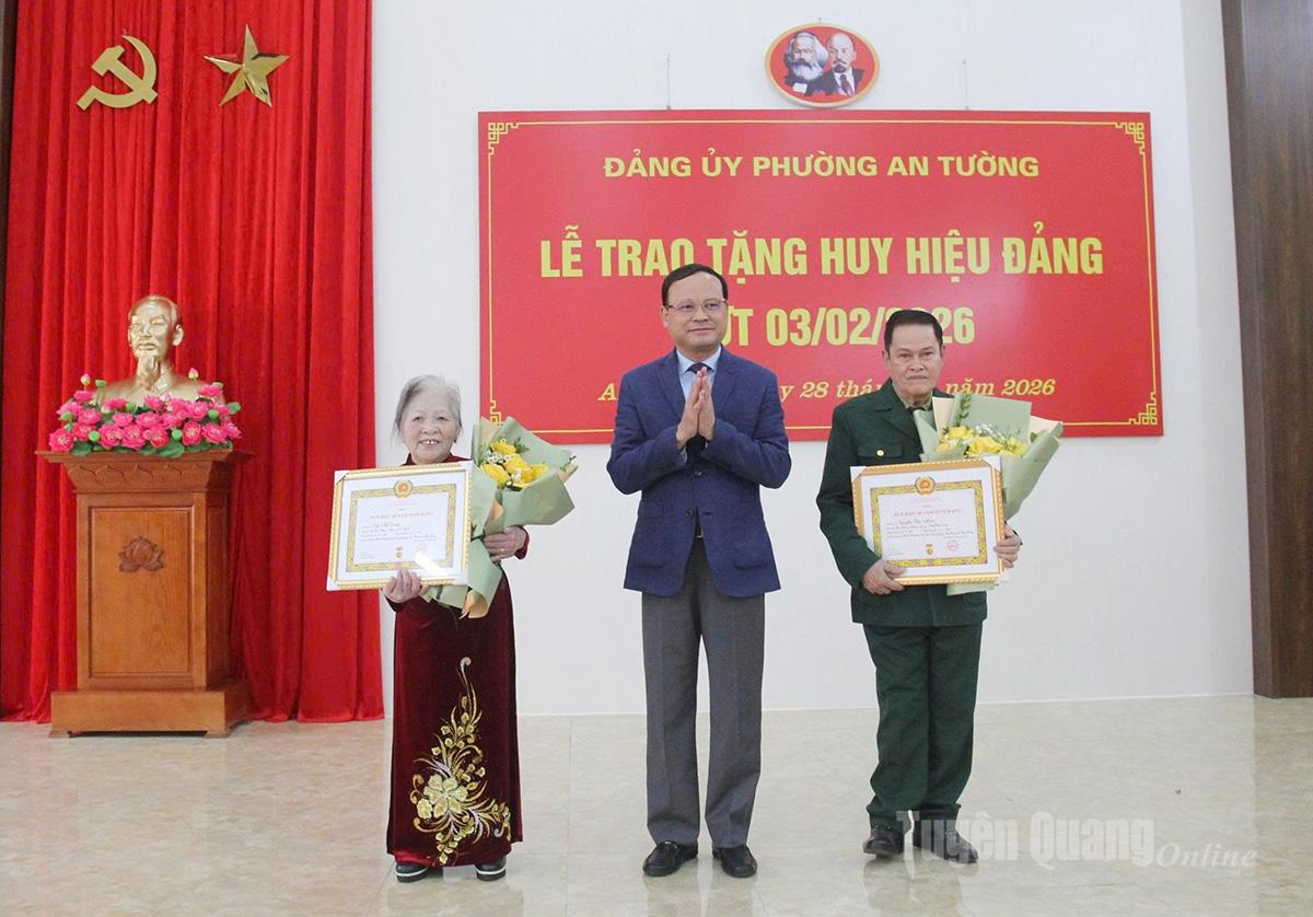 Đồng chí Phó Chủ tịch Thường trực UBND tỉnh trao Huy hiệu 60 năm tuổi Đảng cho các đảng viên lão thành.