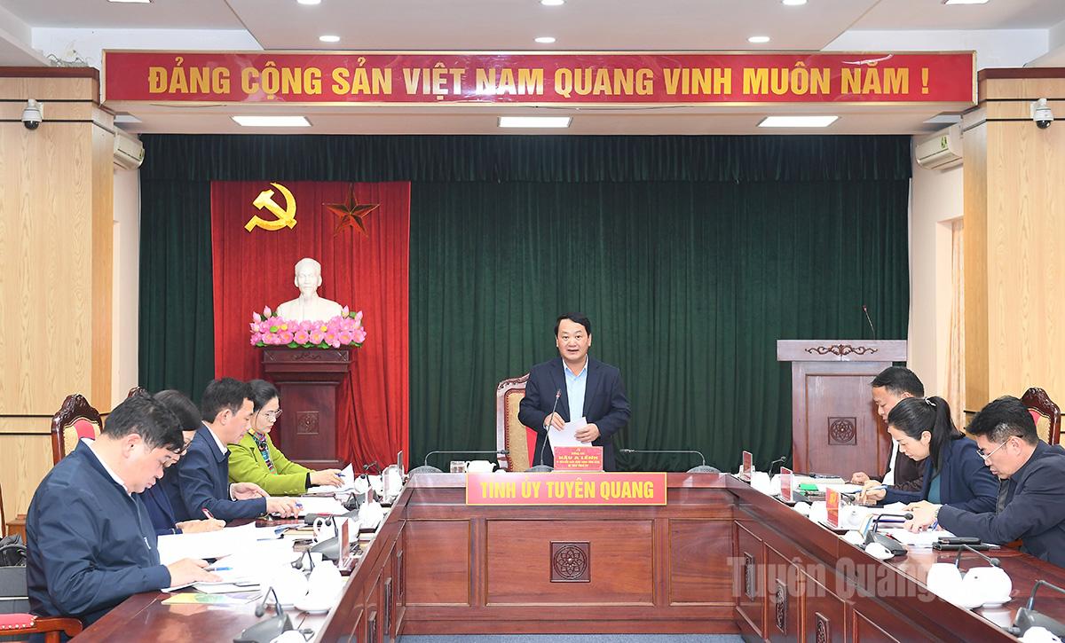 Đồng chí Bí thư Tỉnh ủy Hầu A Lềnh phát biểu tại cuộc họp.