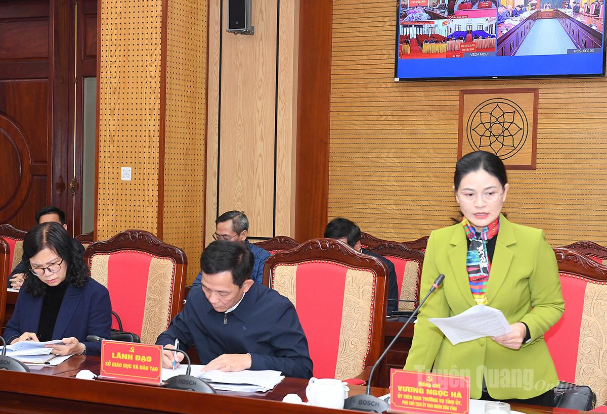 Đồng chí Phó Chủ tịch UBND tỉnh Vương Ngọc Hà báo cáo về tình hình, tiến độ thực hiện các dự án xây dựng trường phổ thông nội trú liên cấp Tiểu học và Trung học cơ sở tại các xã biên giới trên địa bàn tỉnh.