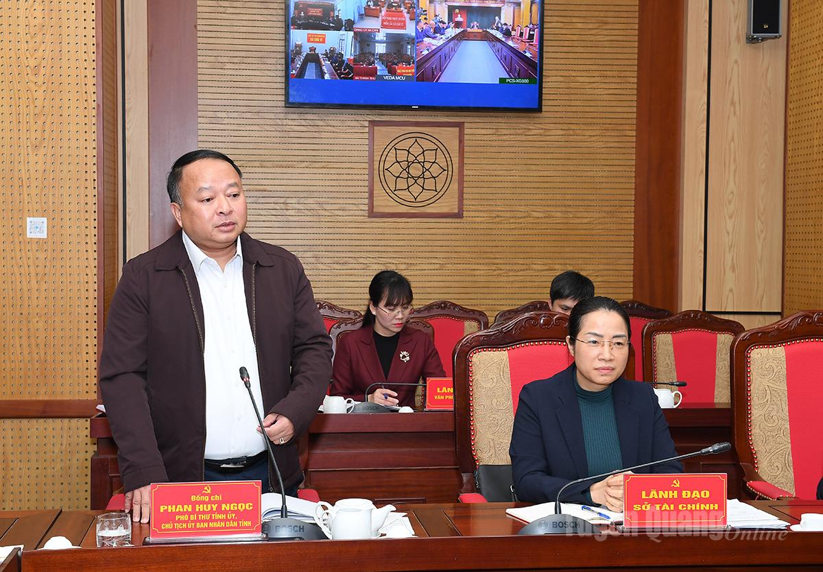 Đồng chí Chủ tịch UBND tỉnh Phan Huy Ngọc phát biểu tại cuộc họp.