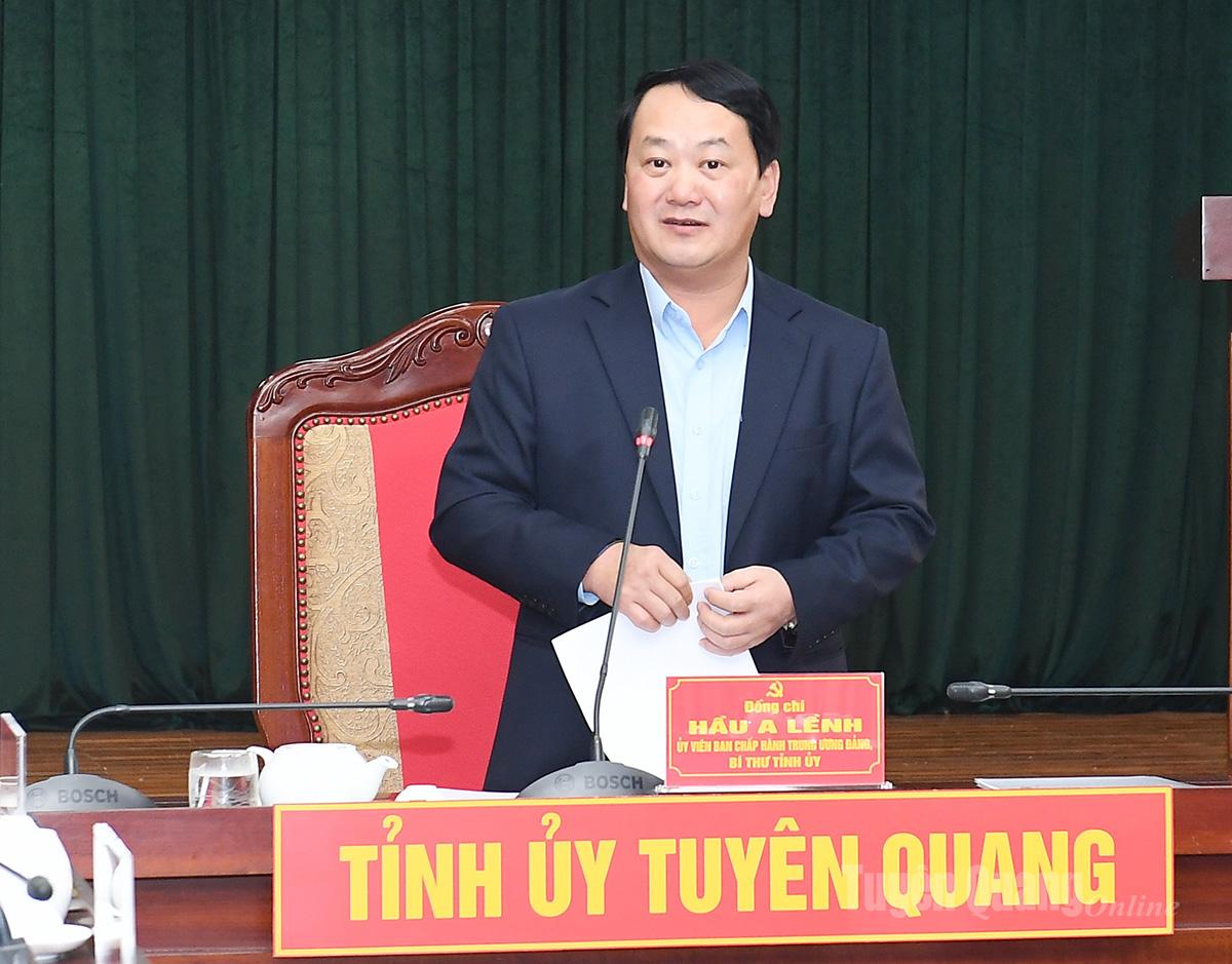 Đồng chí Bí thư Tỉnh ủy Hầu A Lềnh phát biểu kết luận cuộc họp.