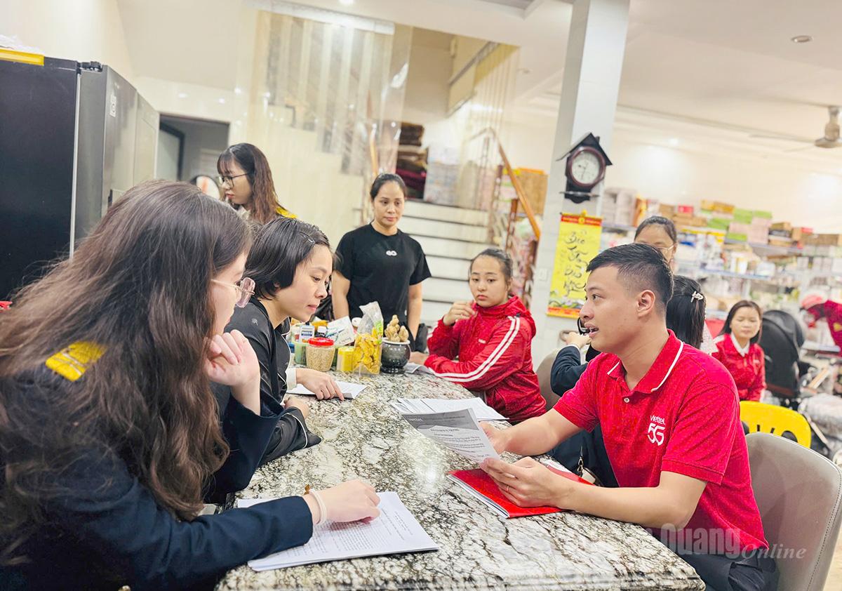 Nhân viên Viettel cùng cán bộ Thuế tư vấn sử dụng phần mềm Tendoo - giải pháp số toàn diện dành cho hộ kinh doanh.