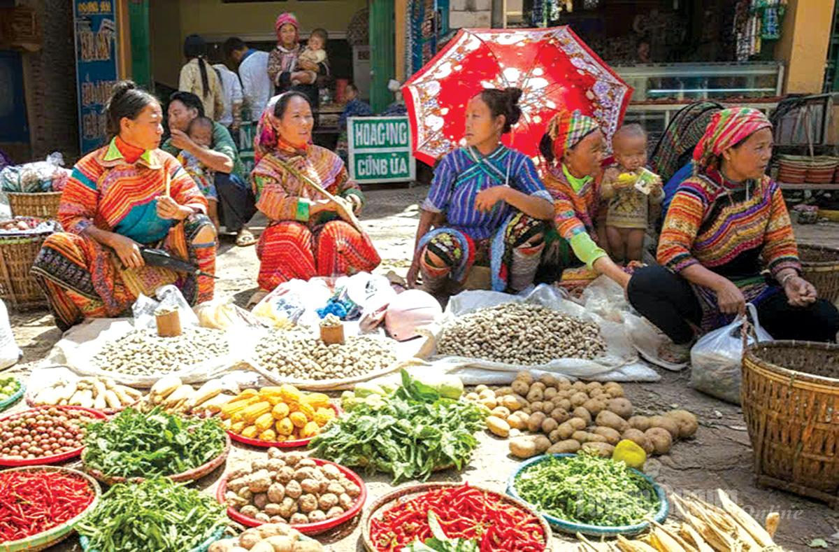 Nhiều mặt hàng nông sản được người dân bày bán là thành quả của một năm lao động cần mẫn.