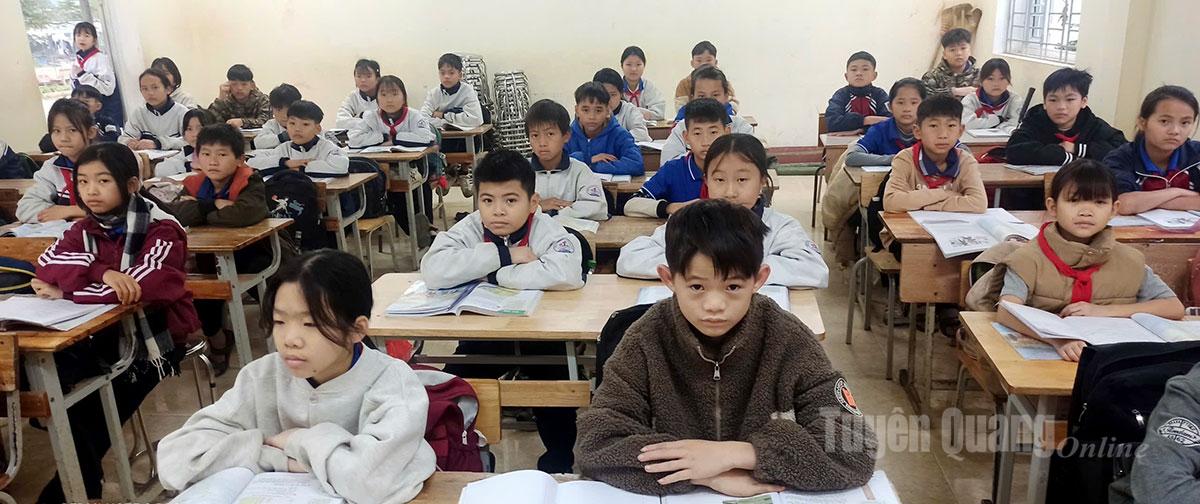 Em Vàng Văn Nghĩa, lớp 6B, trường Phổ thông Dân tộc bán trú THCS Hùng Lợi, tỉnh Tuyên Quang học trên lớp cùng các bạn.