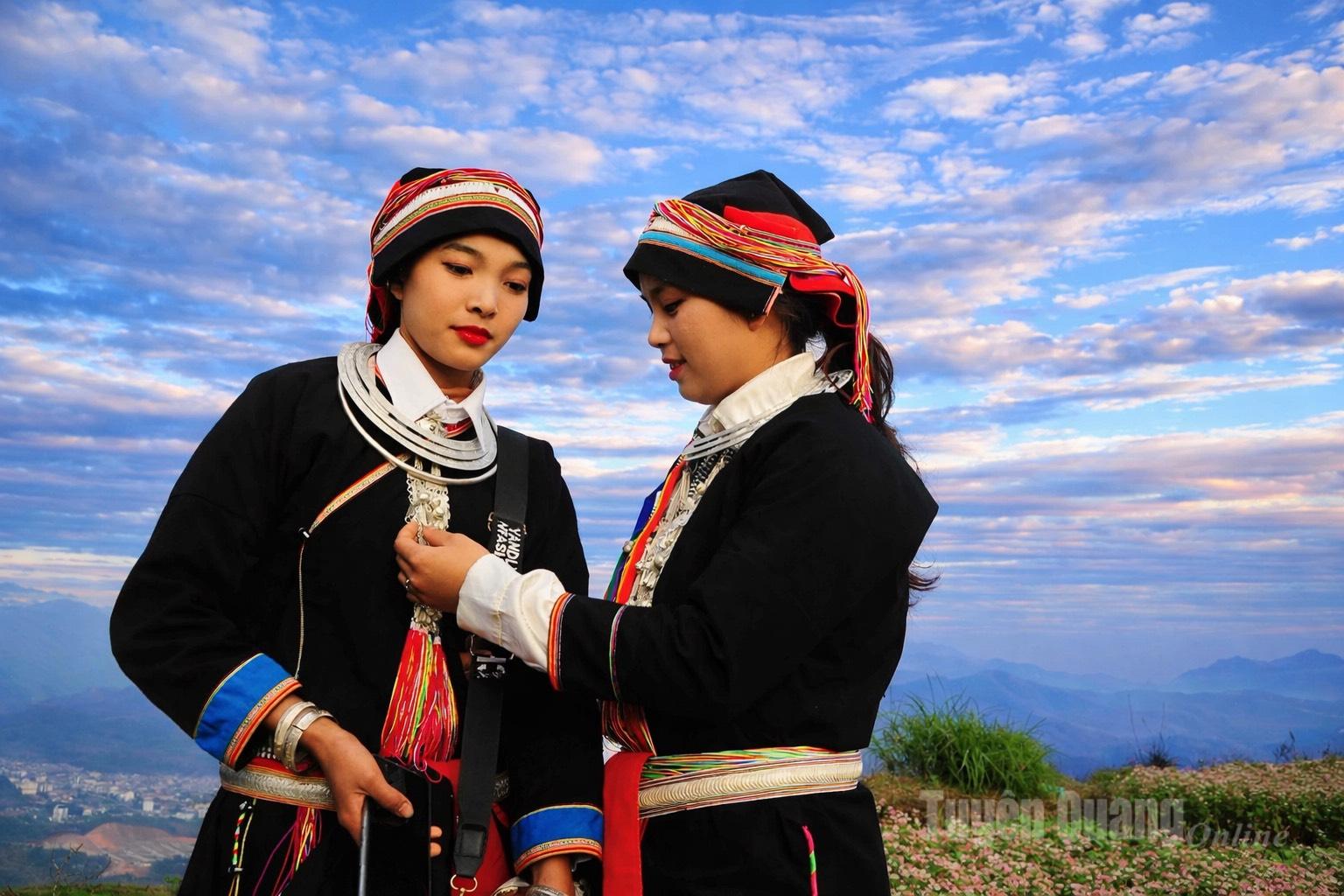 Phụ nữ dân tộc Dao áo dài