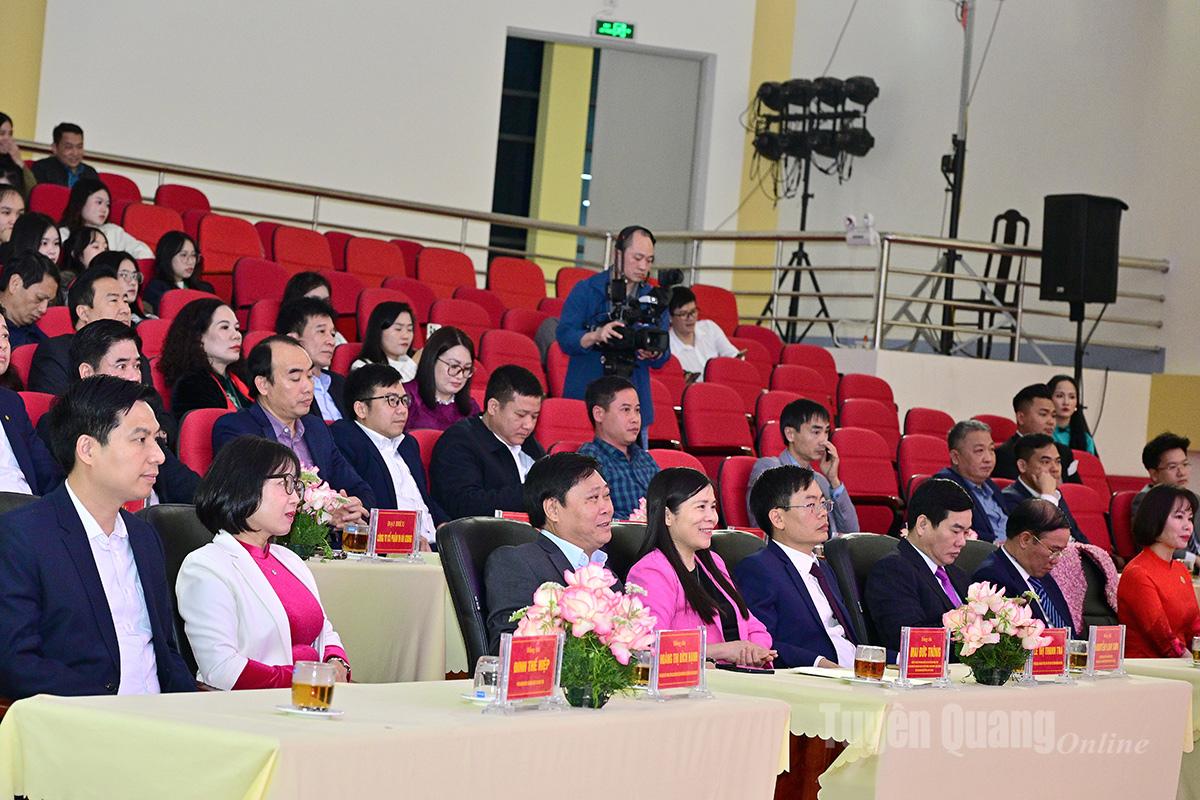 Đồng chí Lê Thị Thanh Trà, Phó Chủ tịch HĐND tỉnh và các đại biểu dự Gala Dấu ấn 2025.