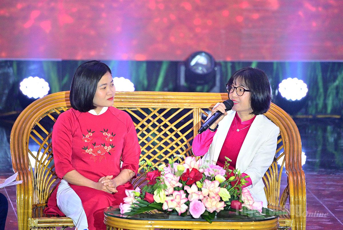 Đồng chí Hoàng Thị Bích Hạnh, Phó Giám đốc Trung tâm Lưu chiểu dữ liệu truyền thông số quốc gia, kiêm Thường trực Trung tâm Hỗ trợ chuyển đổi số báo chí, Cục Báo chí đánh giá công tác chuyển đổi số của Báo và phát thanh, truyền hình Tuyên Quang.