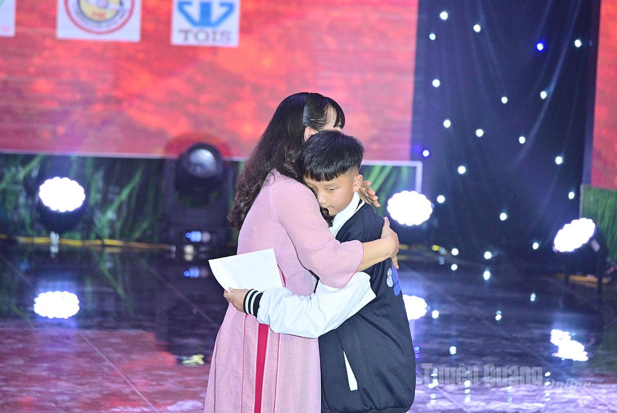  Thạc sỹ Nguyễn Đoan Trang, Giám đốc Trung tâm Hỗ trợ phát triển giáo dục hòa nhập Ánh Bình Minh Tuyên Quang, Chủ cơ sở mầm non Casa Montessoris sẽ trao một chút quà nhỏ là 2 triệu đồng hỗ trợ cho em Thào Mí Chơ.